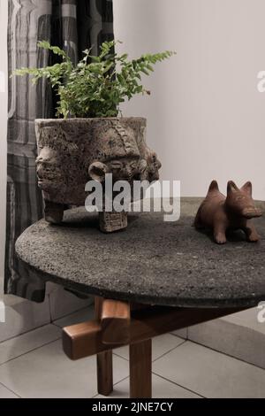 Designer-Couchtisch mit seitlichem oder zentrischem Design, Platte aus Naturstein, Vulkangestein, Steinbruch oder Terrazzo, Basis aus Massivholz Stockfoto