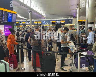 Foto vom 25/07/22 von Passagieren, die sich zum Check-in in Terminal 2 am Flughafen Heathrow, London anstellen. Der Flughafen Heathrow besteht darauf, dass sich das jüngste Reisechaos allmählich entspannt, nachdem er den Fluggesellschaften gesagt hat, ihre Flugprogramme zu kürzen, um Verzögerungen und Stornierungen zu bewältigen. Der Vorstandsvorsitzende der Gruppe, John Holland-Kaye, sagte, dass Passagiere seit der Durchsetzung der Obergrenze für abfliegende Flüge „bessere, zuverlässigere Reisen“ erleben. Ausgabedatum: Donnerstag, 11. August 2022. Stockfoto