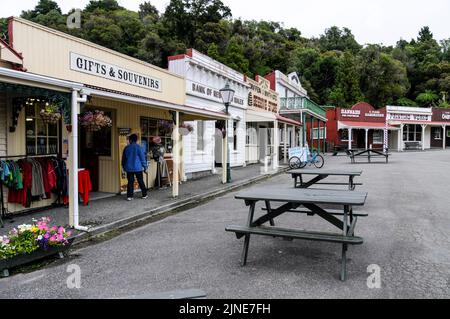 Die Hauptstraße am lebenden Museum einer alten Goldgräberstadt Shanytown, südlich von Greymouth an der Westküste der Südinsel in Neuseeland Stockfoto