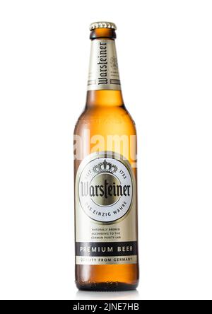 LONDON, Großbritannien - 22. JUNI 2022: Flasche Warsteiner deutsches Premium-Lagerbier auf Weiß. Stockfoto