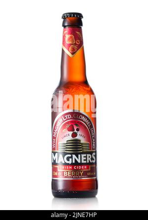 LONDON, UK - 15. JUNI 2022: Magners Original irischer Apfelwein mit Beerengeschmack auf weißem Hintergrund. Stockfoto