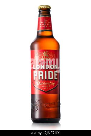 LONDON, Großbritannien - 03. JULI 2022: Flasche London Pride hervorragendes Bernstein-Ale-Bier auf Weiß. Stockfoto