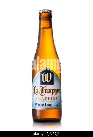 LONDON, Großbritannien - 02. Juli 2022: Glasflasche von La Trappe Trappist weizenblondes Bier auf weiß . Stockfoto