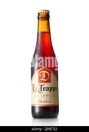 LONDON, Großbritannien - 10. JUNI 2022: La Trappe Trappist Dubbel Bier in Glasflasche auf Weiß. Stockfoto