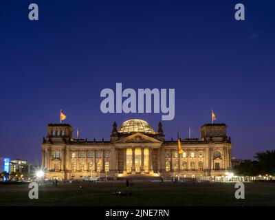 Berlin, Deutschland. 11. August 2022. Beleuchtet ist am Abend das Reichstagsgebäude. (Langzeitbelichtung) Kredit: Paul Zinken/dpa/Alamy Live News Stockfoto