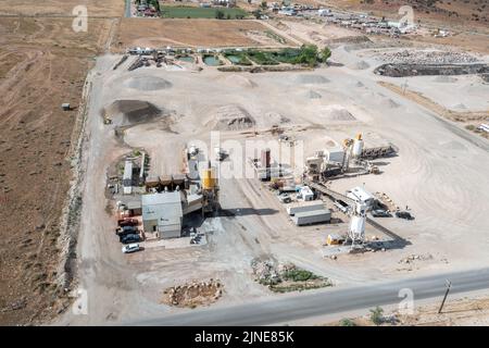 Eine Betonmischanlage (links) und eine Asphaltmischanlage (rechts) im Spanish Valley, in der Nähe von Moab, Utah. Stockfoto