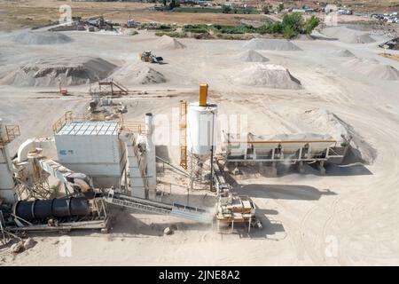 Eine Asphaltmischanlage im Spanish Valley, in der Nähe von Moab, Utah. Stockfoto