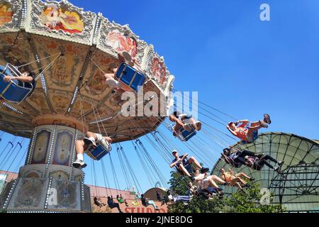 Plailly, Frankreich - 10 2022. August: Les chaises volantes ist eine Schaukelfahrt im Parc Astérix, einem Freizeitpark in Frankreich, der auf der Comic-Serie basiert Stockfoto