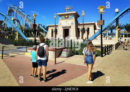 Plailly, Frankreich - August 10 2022: OzIris ist eine umgekehrte Achterbahn aus Stahl im Parc Astérix, einem Freizeitpark in Frankreich, der auf dem Comic-Buch se basiert Stockfoto