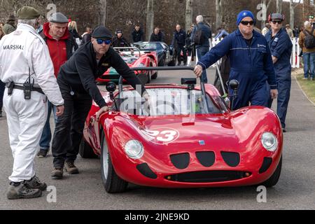 Mark Ashworths 1963 Marina-Rolls Royce vor dem Surtees Trophy-Rennen auf dem Goodwood 79. Members Meeting in Sussex, Großbritannien. Stockfoto