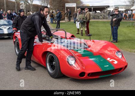 1965 Lola-Chevrolet T70 Spyder auf der Koppel vor dem Surtees Trophy-Rennen beim Goodwood 79. Member Meeting, Sussex, Großbritannien. Stockfoto