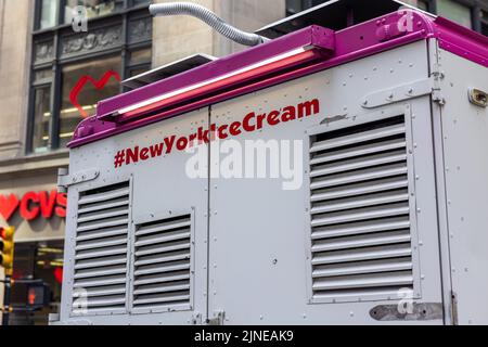 Ein Teil eines violetten und grauen Eiswagens mit Text New York Ice Cream. Stockfoto