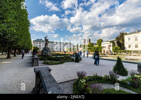 Die Menschen genießen es, in den berühmten Mirabellegärten in Salzburg zu spazieren Stockfoto