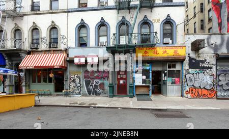 Gem Wine, 297 Broome St, Tai Loong Laundromat, 299 Broome St, New York, New York, Manhattan, Chinatown, Schaufenster und Wohngebäude. Stockfoto