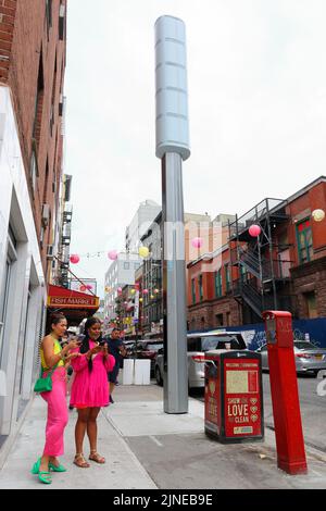 Ein LinkNYC Link5G 5G Wifi Kiosk in Manhattan Chinatown, New York. Die gigantisch 32 Fuß großen Smartpoles ersetzen ältere LinkNYC 4G wi-Fi-Automaten unter einem neuen ... Stockfoto