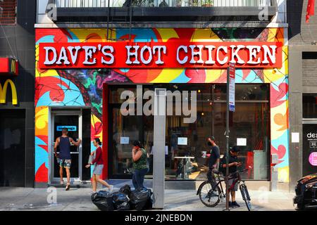 Ein Dave's Hot Chicken wird in der Nähe des Columbus Circle, 944 8. Ave, New York, gebaut. August 5, 2022. Gebratenes Huhn im Nashville-Stil aus Los Angeles Stockfoto