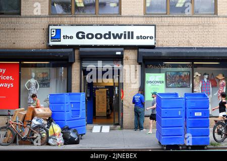 Goodwill Store, 1704 2. Ave, New York, NYC Foto von einem Second Hand Store und Spendenzentrum in Manhattans Upper East Side. Stockfoto