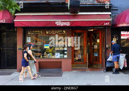 Veniero's Pasticceria, 342 E 11. St, New York, NYC Foto von einer italienischen Konditorei und einem Café in Manhattans East Village-Viertel. Stockfoto
