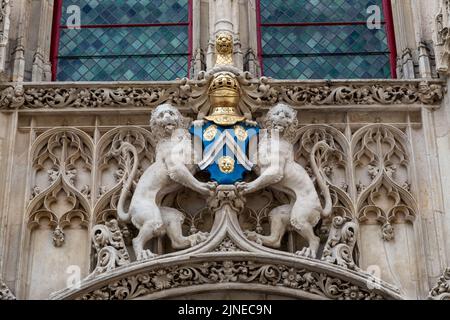 ROUEN, FRANKREICH - 31. AUGUST 2019: Dies ist das Wappen des Adels an der Fassade ihres eigenen Stadtpalais aus dem 16.. Jahrhundert. Stockfoto