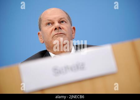 Berlin, Deutschland. 11. August 2022. Bundeskanzler Olaf Scholz (SPD) spricht bei der Bundespressekonferenz im Rahmen der Sommerpressekonferenz über Innen- und außenpolitische Themen. Quelle: Kay Nietfeld/dpa/Alamy Live News Stockfoto