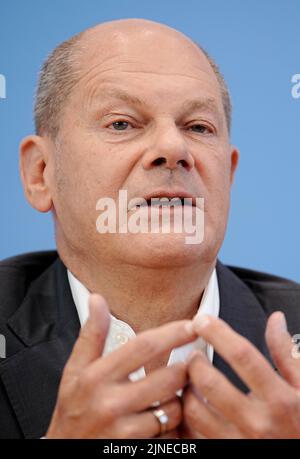 Berlin, Deutschland. 11. August 2022. Bundeskanzler Olaf Scholz (SPD) spricht bei der Bundespressekonferenz im Rahmen der Sommerpressekonferenz über Innen- und außenpolitische Themen. Quelle: Kay Nietfeld/dpa/Alamy Live News Stockfoto