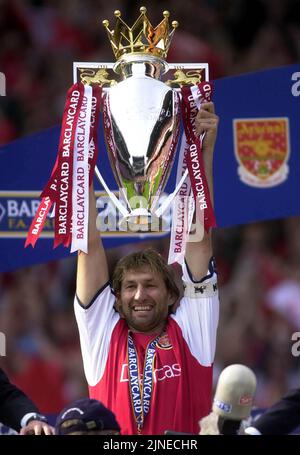 Arsenal V Everton 11/5/02 in Highbury nach dem Gewinn der Liga-Bilder: Tony Adams mit Trophäe Stockfoto