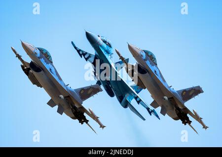 Kämpfer der ukrainischen Luftwaffe:Su-27 unterstützt von F-16s in einer hypothetischen Tarnung der ukrainischen Militärluftfahrt Stockfoto