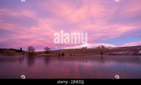 Wintersonnengang am Loch Cameron, Twizel, Neuseeland. Stockfoto