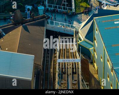 Blackpool Pleasure Beach, BPB, Grand National, Big One, Icon, Pier, Valhalla, Fahrten in Aktion Luftdrohne , aus der Luft gesehen, Vogelperspektive Stockfoto