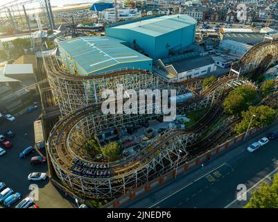 Blackpool Pleasure Beach, BPB, Grand National, Big One, Icon, Pier, Valhalla, Fahrten in Aktion Luftdrohne , aus der Luft gesehen, Vogelperspektive Stockfoto