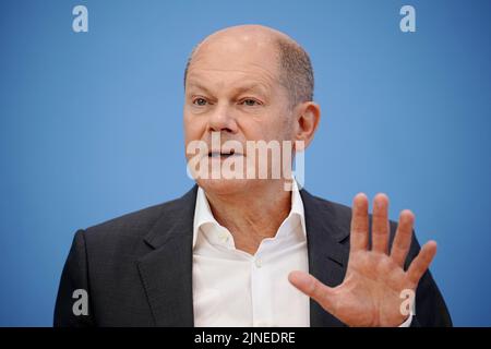 Berlin, Deutschland. 11. August 2022. Bundeskanzler Olaf Scholz (SPD) spricht bei der Bundespressekonferenz im Rahmen der Sommerpressekonferenz über Innen- und außenpolitische Themen. Quelle: Kay Nietfeld/dpa/Alamy Live News Stockfoto