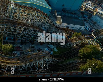 Blackpool Pleasure Beach, BPB, Grand National, Big One, Icon, Pier, Valhalla, Fahrten in Aktion Luftdrohne , aus der Luft gesehen, Vogelperspektive Stockfoto
