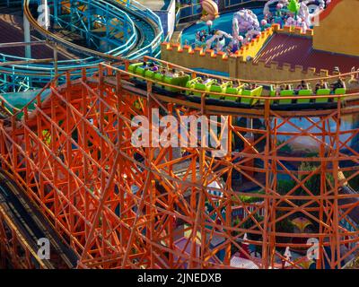 Blackpool Pleasure Beach, BPB, Grand National, Big One, Icon, Pier, Valhalla, Fahrten in Aktion Luftdrohne , aus der Luft gesehen, Vogelperspektive Stockfoto