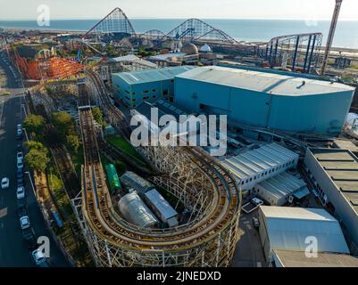 Blackpool Pleasure Beach, BPB, Grand National, Big One, Icon, Pier, Valhalla, Fahrten in Aktion Luftdrohne , aus der Luft gesehen, Vogelperspektive Stockfoto
