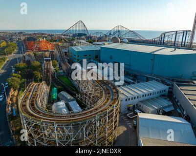 Blackpool Pleasure Beach, BPB, Grand National, Big One, Icon, Pier, Valhalla, Fahrten in Aktion Luftdrohne , aus der Luft gesehen, Vogelperspektive Stockfoto