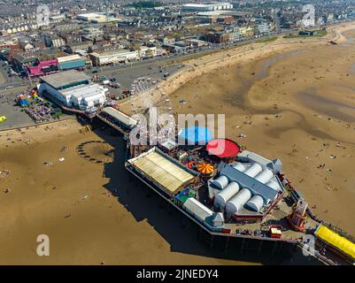 Blackpool Pleasure Beach, BPB, Grand National, Big One, Icon, Pier, Valhalla, Fahrten in Aktion Luftdrohne , aus der Luft gesehen, Vogelperspektive Stockfoto