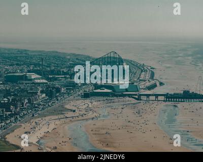 Blackpool Pleasure Beach, BPB, Grand National, Big One, Icon, Pier, Valhalla, Fahrten in Aktion Luftdrohne , aus der Luft gesehen, Vogelperspektive Stockfoto