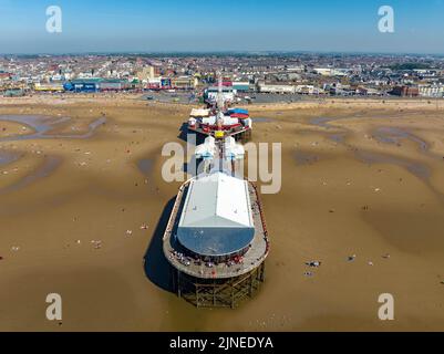 Blackpool Pleasure Beach, BPB, Grand National, Big One, Icon, Pier, Valhalla, Fahrten in Aktion Luftdrohne , aus der Luft gesehen, Vogelperspektive Stockfoto
