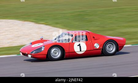 1964 Porsche 904 Carrera GTS mit Fahrer Emanuele Pirro während des Graham Hill Trophy-Trainings beim 79. Members Meeting, Goodwood, Sussex, UK. Stockfoto