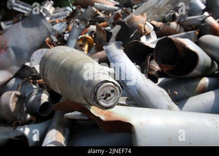 Nicht exklusiv: CHARKIW, UKRAINE - 10. AUGUST 2022 - die Fragmente russischer Raketen werden in einem Lagerhaus in Charkiw, im Nordosten der Ukraine, gelagert. Dies Stockfoto