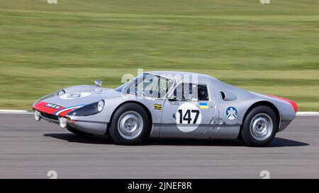 1964 Porsche 904 Carrera GTS mit Fahrer Oliver Bryant während der Graham Hill Trophy beim 79. Members Meeting, Goodwood, Sussex, UK. Stockfoto