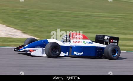 1993 Tyrrell-Yamaha 021 F1 Rennfahrer mit Fahrer Jon Hughes beim 79. Members Meeting, Goodwood Motor Circuit, Sussex, Großbritannien. Stockfoto