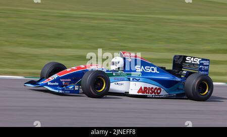 1994 Jordan-Hart 194 F1 Racer mit Fahrer Michael Fitzgerald beim 70. Members Meeting, Goodwood, Sussex, Großbritannien. Stockfoto