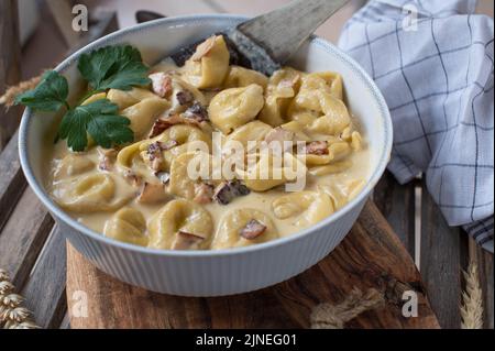 Tortellini mit Sahnesauce, Schinken und Parmesankäse, alla Panna Stockfoto