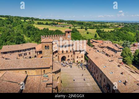 Panorama-Luftaufnahme von Castell'Arquato mittelalterlichen Stadt in Piacenza Italien mit Ziegelhäusern Wolken schönen Himmel und Wald Stockfoto