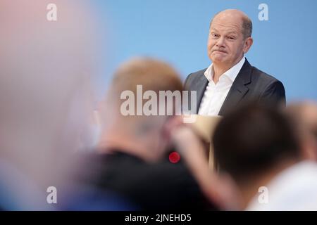 Berlin, Deutschland. 11. August 2022. Bundeskanzler Olaf Scholz (SPD) spricht bei der Bundespressekonferenz im Rahmen der Sommerpressekonferenz über Innen- und außenpolitische Themen. Quelle: Kay Nietfeld/dpa/Alamy Live News Stockfoto