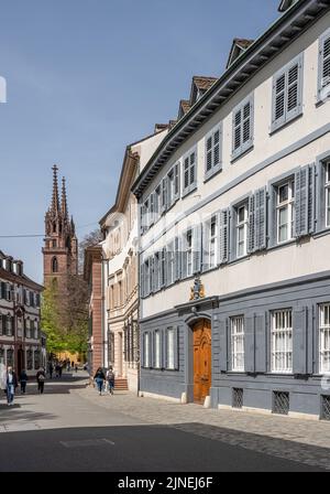 Türme des Basler Münster aus der Rittergasse Stockfoto