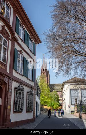 Türme des Basler Münster aus der Rittergasse Stockfoto