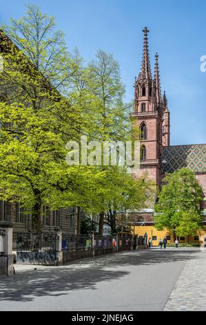 Türme des Basler Münster aus der Rittergasse Stockfoto