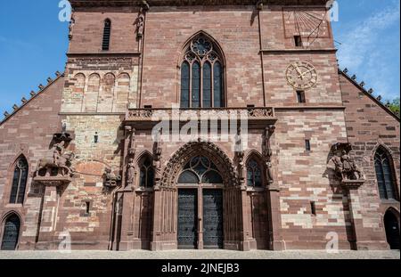 Westfassade des Basler Münster Stockfoto